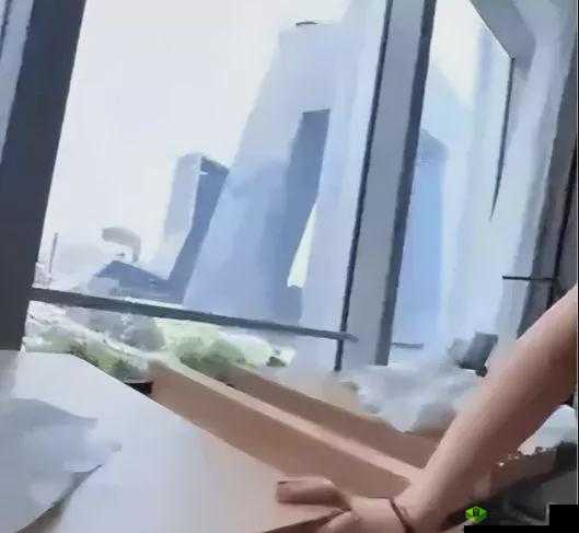 张律渝和吕总落地窗:背后的故事