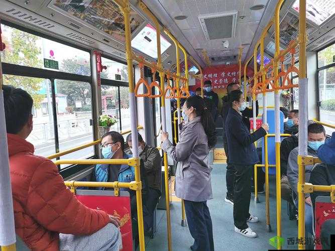 只穿一件外套坐公交车:冬日出行必备
