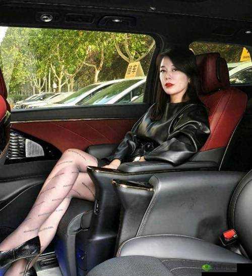 户外女王晓可耐勾搭:征服自然的魅力之旅