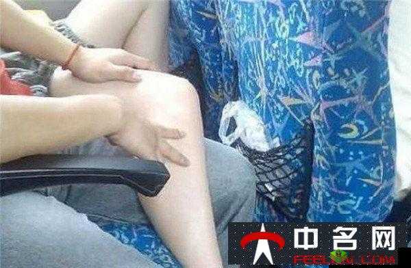 深夜公交车上的日本高清性爱视频：揭秘车厢内的私密瞬间