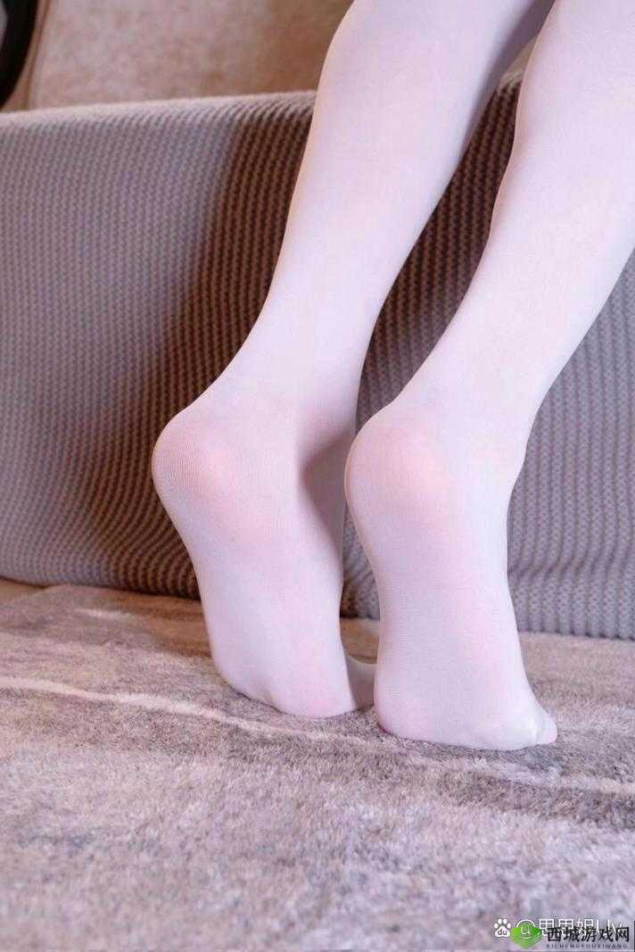 白丝校花私密时刻：扒腿自慰的清纯诱惑